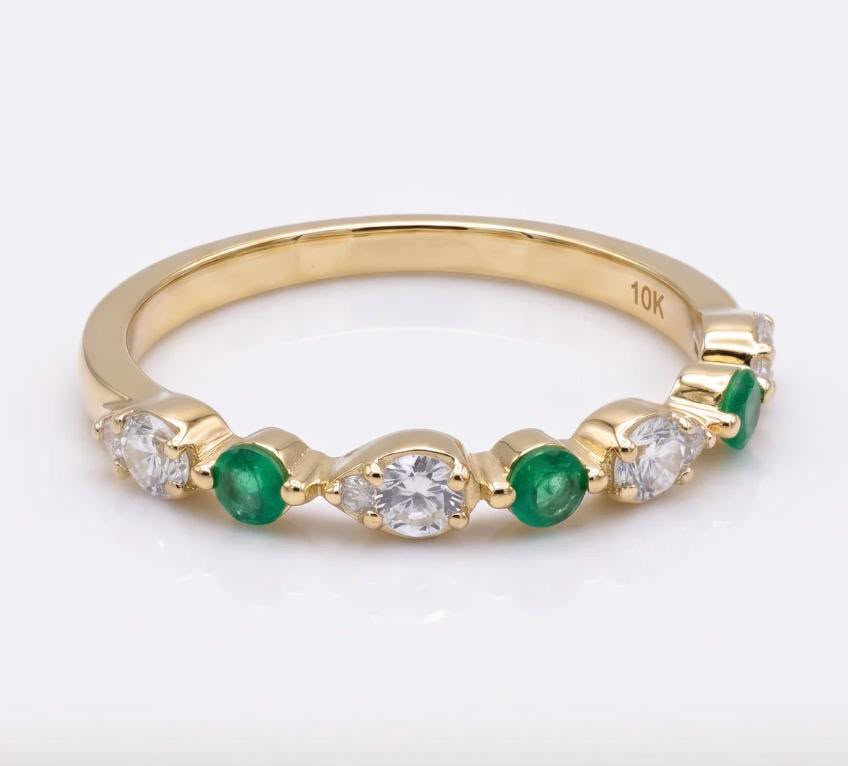 Anillo de diamantes y esmeraldas naturales