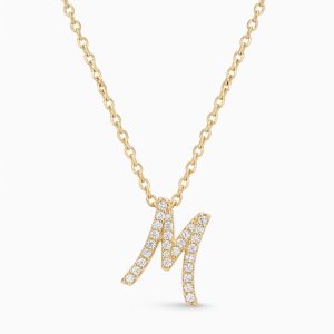 Letra M con diamantitos con cadena