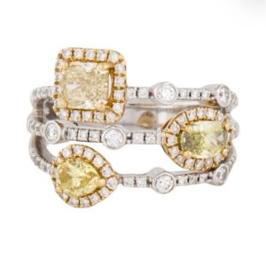 Anillo de diamantes canarios y blancos con distintos cortes de diamantes naturales