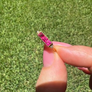 Anillo de Rubí con 2 diamantitos