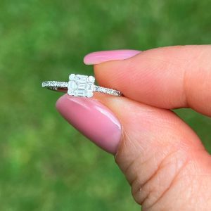 Anillo de cluster de diamantes naturales