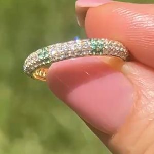 Anillo de diamantes naturales y Esmeralda
