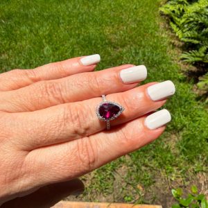 Anillo de turmalina con halo de diamantes naturales