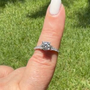 Anillo de compromiso de un quilate de diamante lab.
