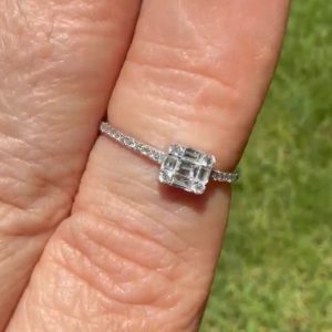 Anillo de diamantes naturales en ilusión
