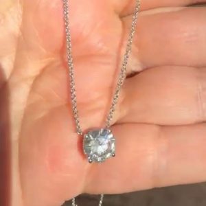 Solitario de 2 quilates de diamante montado en oro de 14k