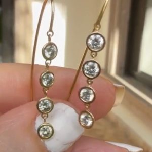 Aretes colgantes de diamantes naturales en oro de 14k