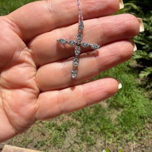 Cruz de diamantes montada en oro 14k con cadena incluida