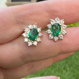 Aretes de esmeraldas con halo de diamantes naturales
