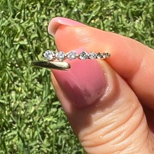 Anillo de diamantitos naturales degradados en oro 14K