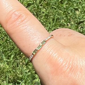 Anillo de baguettes de esmeralda y diamantes redondos