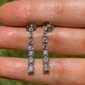Aretes de diamantes naturales degradados montados en oro 14k