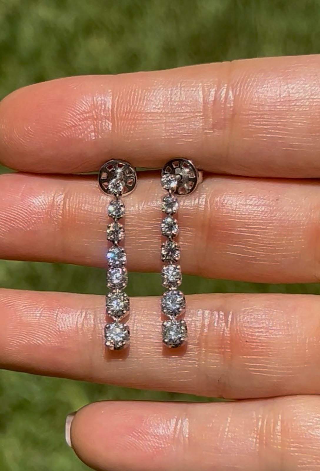 Aretes de diamantes naturales degradados montados en oro 14k