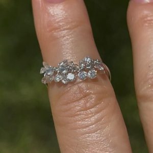 Anillo de diamantes naturales briolette montado en oro 14k