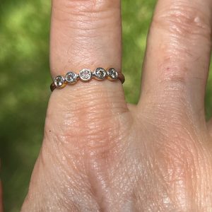 Anillo de diamantitos naturales montados en oro 14k