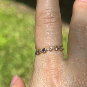Anillo de diamantitos naturales con un zafiro montado en oro 14k