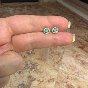 Aretes de esmeralda con halo de diamantes en oro de 14 quilates