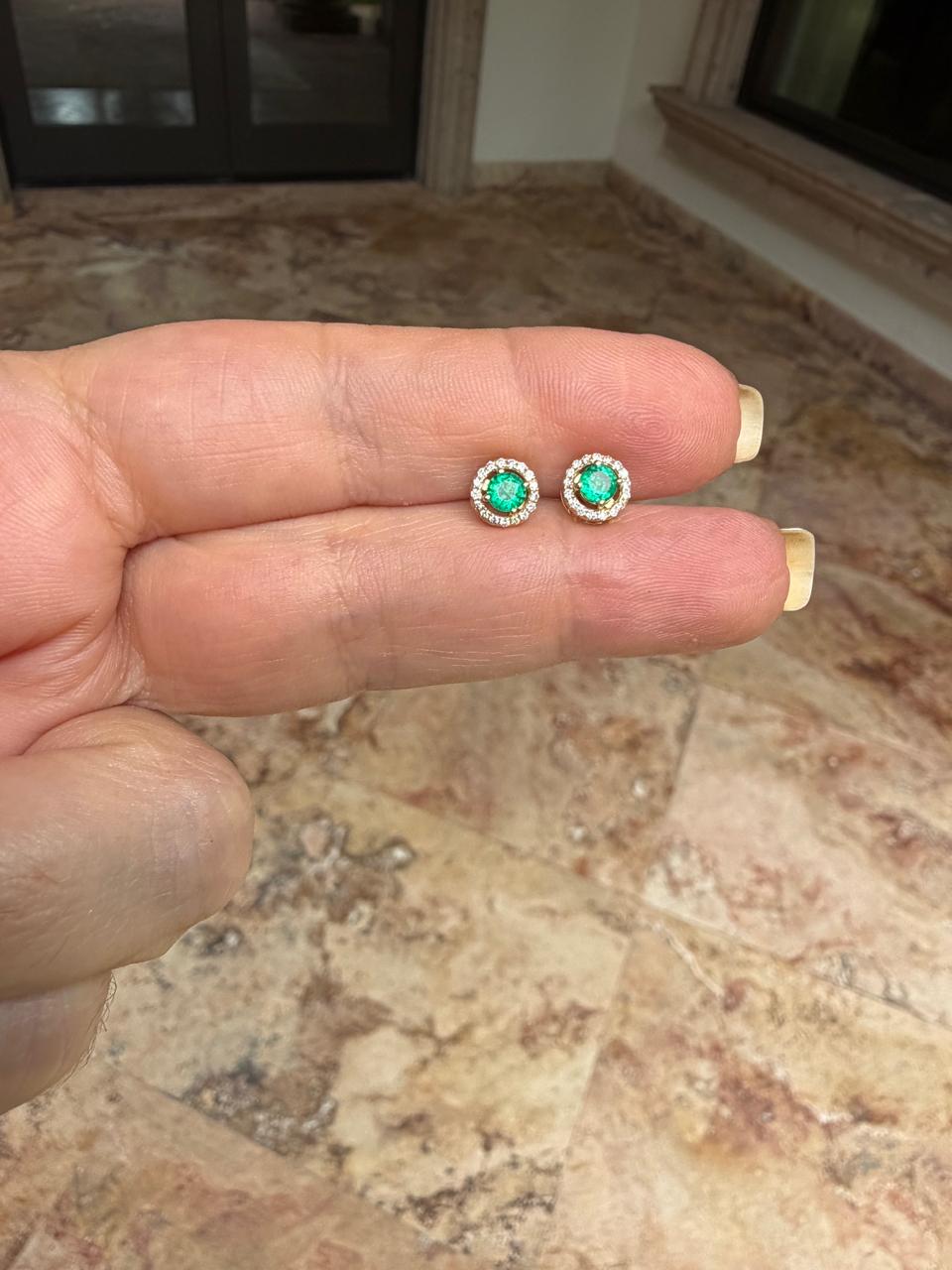 Aretes de esmeralda con halo de diamantes en oro de 14 quilates