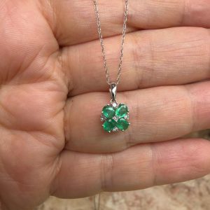 Dije de esmeralda con diamantitos