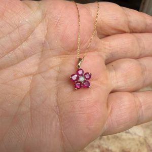 Dije de rubí con diamantito