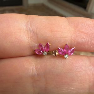 Aretes de rubí en forma de media florecita con diamantito