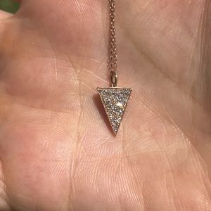Dije de triángulo con diamantitos naturales y cadena