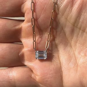 Dije de diamante corte esmeralda de 1.5 quilates con cadena de oro amarillo